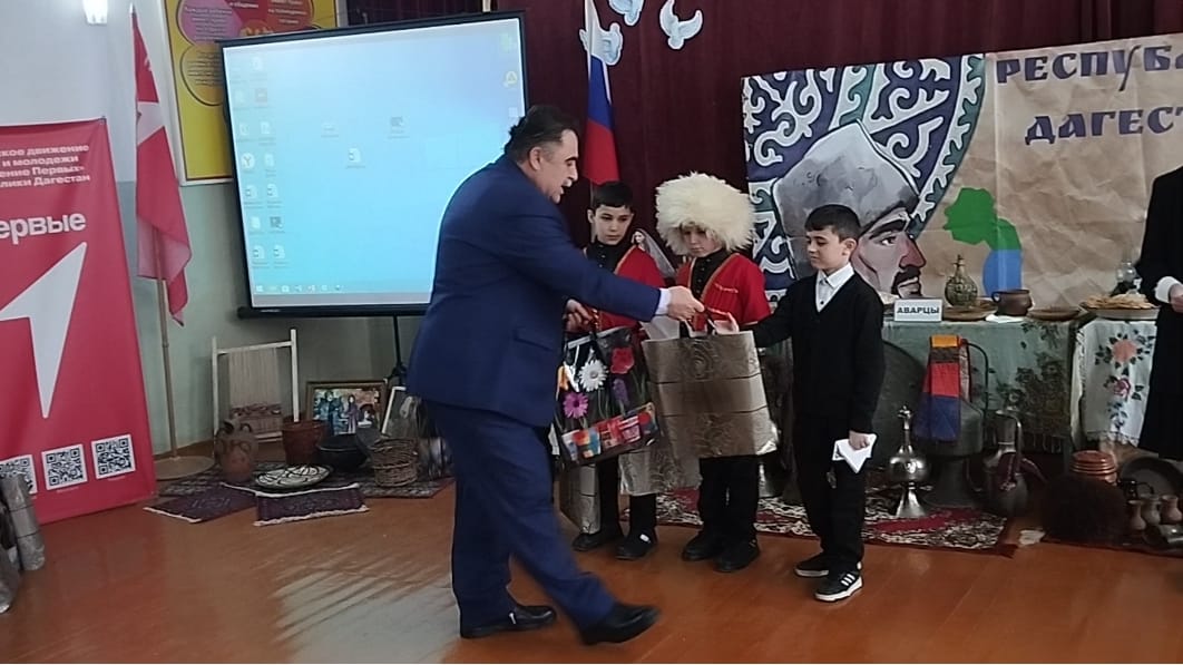 Благотворительную акцию для детей участников СВО провели в махачкалинской школе №15